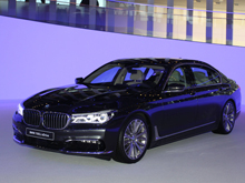 BMW  представила  две  модификации  флагманского седана с  мощнейшим двигателем