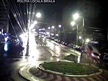 Трюкач в Румынии  перепрыгнул на машине  круговое препятствие, на время впечатлив даже  полицию  (ВИДЕО)
