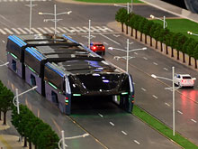 В  Китае   рассекречен   концепт гигантского  трамвая, величественно 