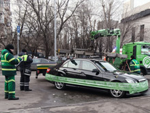 В Москве  начнут  обклеивать машины при эвакуации:  закупят  почти  540  километров  пленки