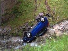 Автомобиль в Австрии  не выдержал разлуки  с хозяином и  упал с горы