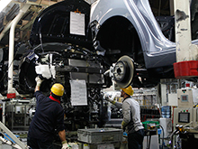 Компании Toyota  снова  пришлось остановить сборку машин на своих заводах в Японии