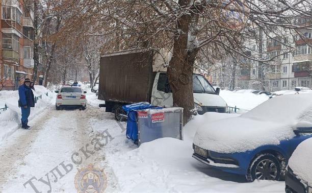 В Туле на ул. Кирова при движении задним ходом грузовик сбил пенсионерку