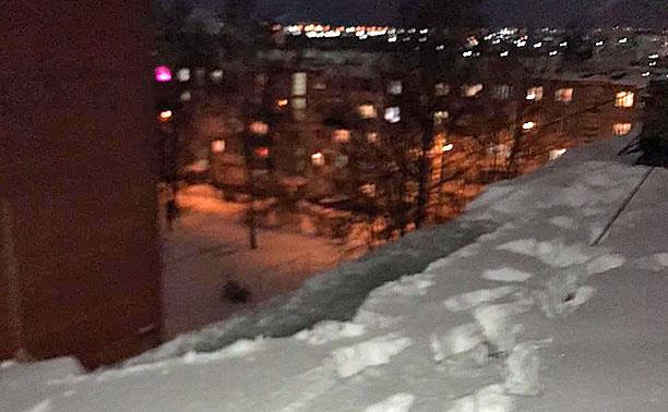 Мужчина упал с крыши пятиэтажки во время чистки снега: возбуждено уголовное дело