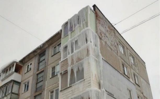 Балконы пятиэтажки на ул. Плеханова «заросли» сосульками
