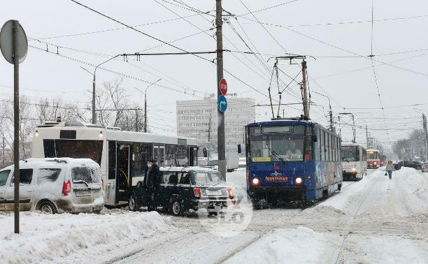 На Зеленстрое из-за ДТП с автобусом и легковушкой встали трамваи