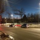«А что, зеленый должен загореться?»: водители путаются при проезде реверсивного светофора на Московском путепроводе